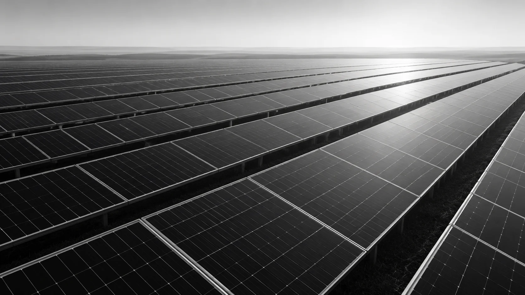 Monochrome symbolische Darstellung von Photovoltaikmodulen; keine Fotografie einer realisierten Projektanlage.